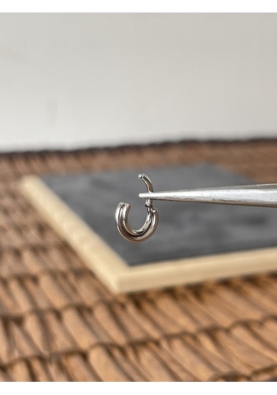%100 Cerrahi Çelik Çift Çapraz Sıra 6 MM X 1.2 MM Çelik Kilitli Halka Piercing Beyaz