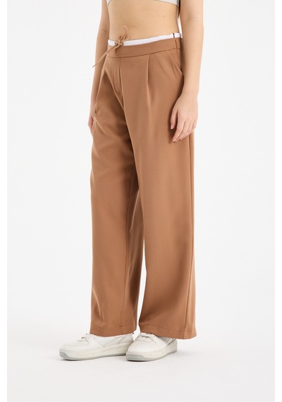 Gugus Kadın Wide Leg Kumaş Bol Paça Pantolon Beli Bağcıklı Beyaz Garni Detaylı Fermuar Kapamalı Bej Gugus Kadın Wide Leg Kumaş Bol Paça Pantolon Beli Bağcıklı Beyaz Garni Detaylı Fermuar Kapamalı Bej