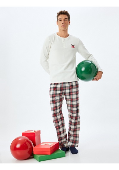 Koton Yılbaşı Temalı İşlemeli Bol Kalıp Bisiklet Yaka Örme Pijama Üstü Beyaz 5wlm40019mk Beyaz Koton Yılbaşı Temalı İşlemeli Bol Kalıp Bisiklet Yaka Örme Pijama Üstü Beyaz 5wlm40019mk Beyaz