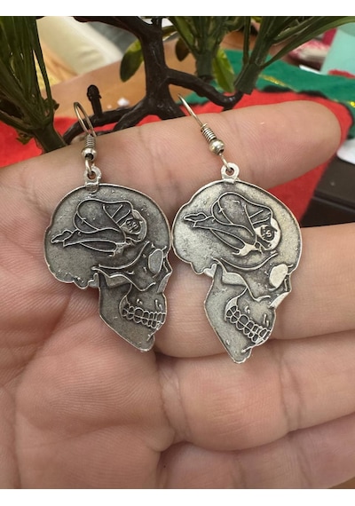 Beyin Detaylı Kuru Kafa Figürlü Gümüş Renk Unisex Gotik Sallantılı Küpe Çok Renkli
