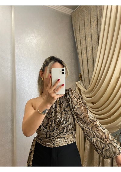 İlayla Yılan Desenli Tek Omuz Bluz Çok Renkli