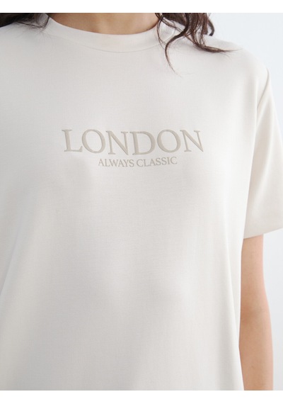 Lcw Modest Bej Bisiklet Yaka London Baskılı Kadın Tişört