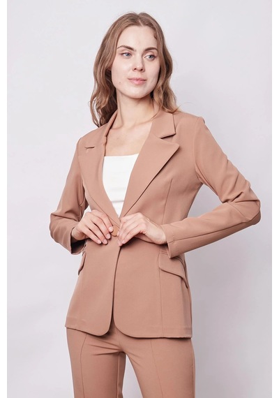 Kadın Yakalı Cep Kapaklı Tek Düğme Hafif Lirkalı Kumaş Blazer Ofis Ceket Pantolon Kodu Jument 40082 -camel CAMEL Kadın Yakalı Cep Kapaklı Tek Düğme Hafif Lirkalı Kumaş Blazer Ofis Ceket Pantolon Kodu Jument 40082 -camel CAMEL