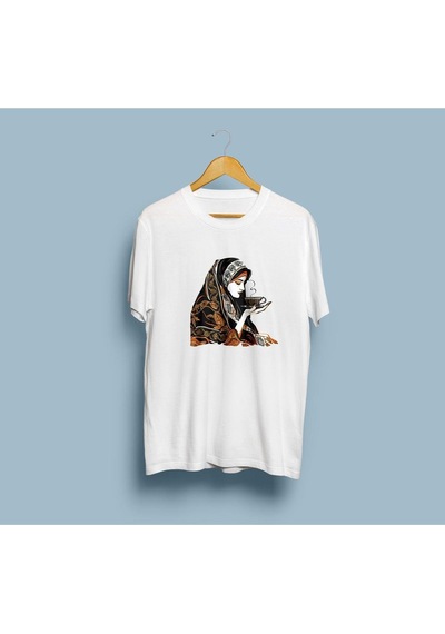 Oversize Gizemli Falcı Elinde Kahve Bardağı Tasarım Unisex T-shirt Beyaz