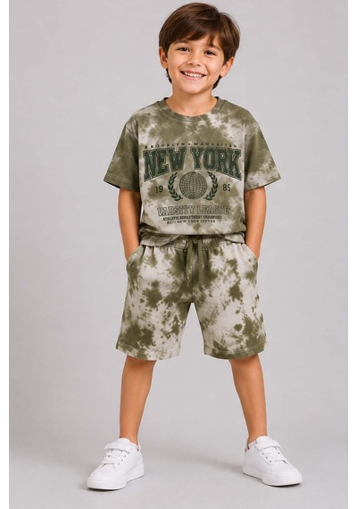 Riccotarz Erkek Çocuk Eskitme Detaylı Ve New York Baskılı T-shirt Yeşil Penye Şortlu Takım Riccotarz Erkek Çocuk Eskitme Detaylı Ve New York Baskılı T-shirt Yeşil Penye Şortlu Takım