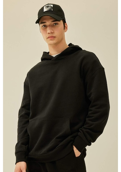 DeFacto Comfort Regular Fit Rahat Kalıp Kapüşonlu Kanguru Cepli Basic Düz Sweatshirt B4446AX24SPBK81