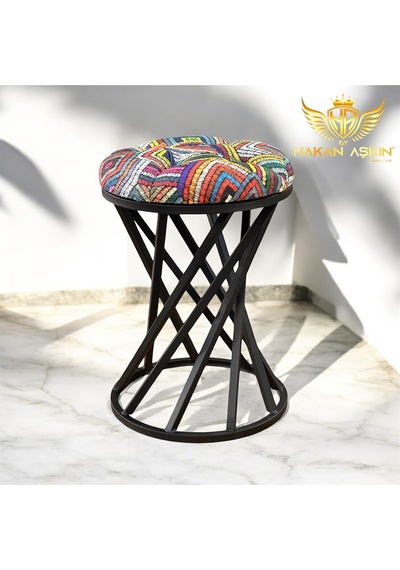 By Hakan Aşkın Kapitoneli Tornado Metal Pota Ayaklı Rug Pattern Black Pota Puf Style 2025 Çok Renkli 2