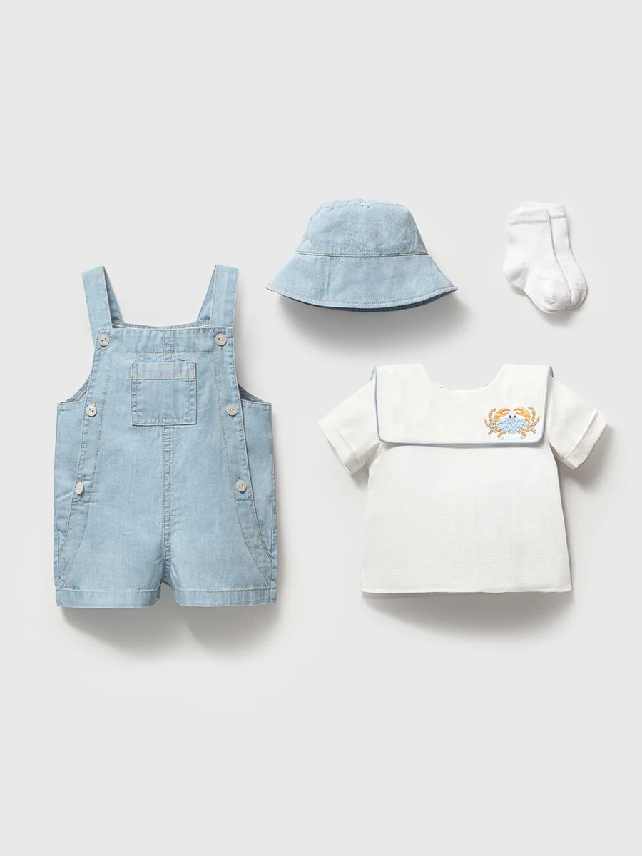 Momercy Erkek Bebek Denizci Temalı Kutulu 4 Lü Set Kot Salopet, Yengeç Nakışlı Gömlek, Şapka Ve Çorap Mavi Momercy Erkek Bebek Denizci Temalı Kutulu 4 Lü Set Kot Salopet, Yengeç Nakışlı Gömlek, Şapka Ve Çorap Mavi