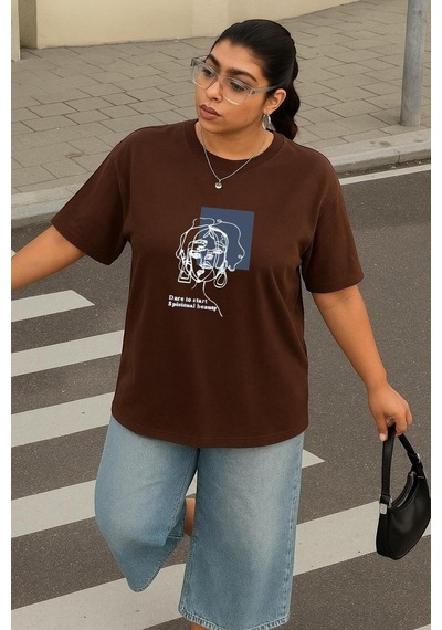 Büyük Beden Çizgili Kadın Figürü Baskılı Unisex Tişört Kahverengi