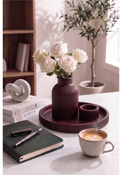 Senfoni Vazo Dekoratif Set - Modern Minimalist Estetik Tasarım Dekoratif Set - Pilli Mum, Mumluk Ve Tepsi Dahil Ev Ofis Salon Dekorasyonu İçin Şık Kompozisyon - Ahenk Tasarım Bordo Senfoni Vazo Dekoratif Set - Modern Minimalist Estetik Tasarım Dekoratif Set - Pilli Mum, Mumluk Ve Tepsi Dahil Ev Ofis Salon Dekorasyonu İçin Şık Kompozisyon - Ahenk Tasarım Bordo