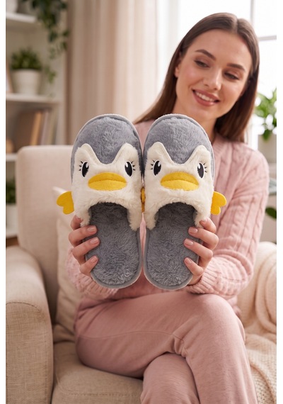 Kadın Penguen Figürlü Peluş Ev Terliği Açık Burun Arkası Açık Yumuşak Tabanlı Kışlık Çeyizlik Panduf Gri Kadın Penguen Figürlü Peluş Ev Terliği Açık Burun Arkası Açık Yumuşak Tabanlı Kışlık Çeyizlik Panduf Gri