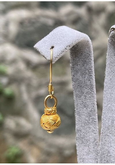 Gümüş Kazaziye Top Detaylı Altın Rengi Yaldızlı Sallantılı Küpe