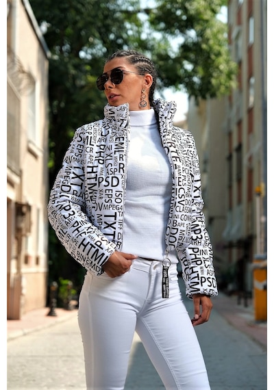 Keyifli Moda Kadın Beyaz Siyah Yazılı Dik Yaka Kısa Şişme Mont