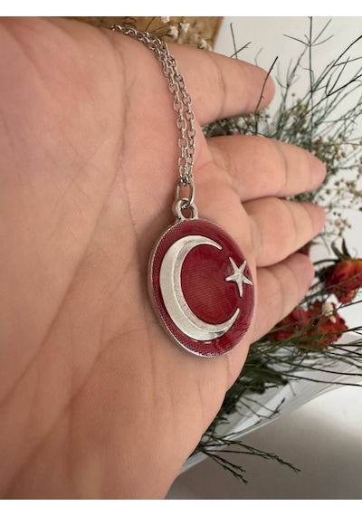 Kırmızı Zeminli Ay Yıldız Yuvarlak Kolye Unisex Gümüş Renk Metal Takı Çok renkli