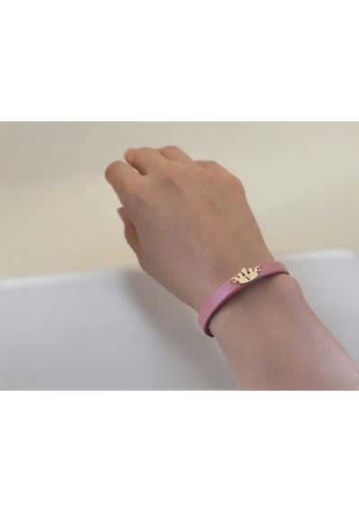 Archin V Harfine Özel 14 Ayar Altın Plakalı Koyu Pembe Derili Taç Motifli Hediye Bileklik-624harf V Archin V Harfine Özel 14 Ayar Altın Plakalı Koyu Pembe Derili Taç Motifli Hediye Bileklik-624harf V