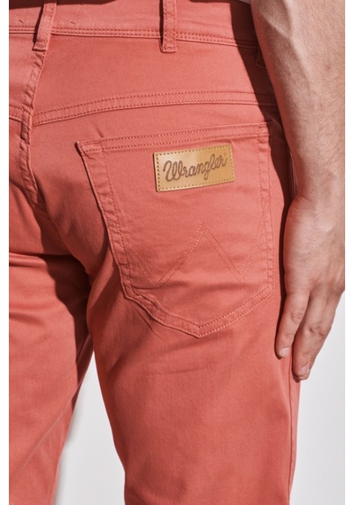 Wrangler Erkek Texas Slim Fit Dar Kesim Normal Bel Kiremit Esnek Pantolon W12SEAXAP Gülkurusu