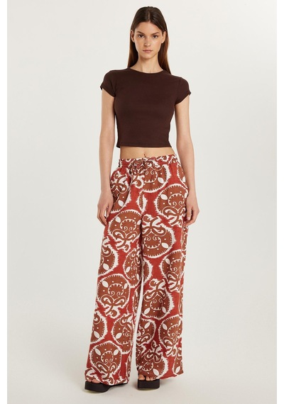 Tudors Kadın Regular Fit Beli Bağcıklı Geniş Paça Baskılı Pantolon-33414 Kahve - Bordo Tudors Kadın Regular Fit Beli Bağcıklı Geniş Paça Baskılı Pantolon-33414 Kahve - Bordo