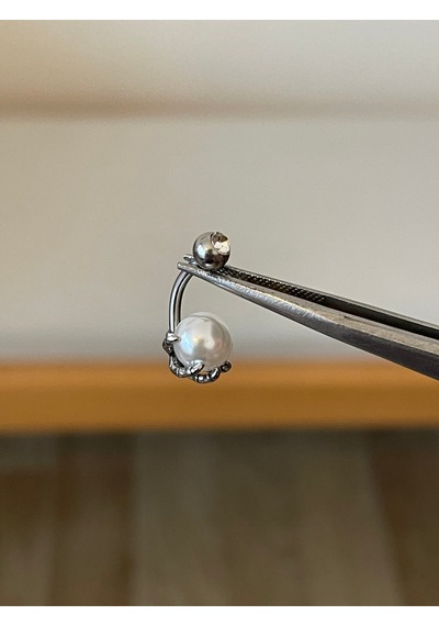 316 L Cerrahi Çelik Pençe Modeli Detaylı İncili Zirkon Taşlı Göbek Piercingi Gümüş