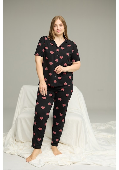 Siyah İnci Curve Büyük Beden Battal Boy Kısa Kollu Düğmeli Pamuklu Pijama Takımı Siyah Pembe Kalp Siyah İnci Curve Büyük Beden Battal Boy Kısa Kollu Düğmeli Pamuklu Pijama Takımı Siyah Pembe Kalp