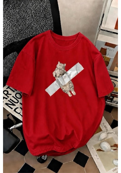 Pop Art Tarzı "bantlanmış Kedi" Desenli Pamuklu Rahat Unisex Tişört Kirmizi