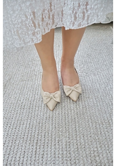 Asmi Shoes Kadın Mina Krem Cilt Arkası Açık Sivri Burun Fiyonk Detaylı 4 Cm Topuklu Ayakkabı Asmi Shoes Kadın Mina Krem Cilt Arkası Açık Sivri Burun Fiyonk Detaylı 4 Cm Topuklu Ayakkabı