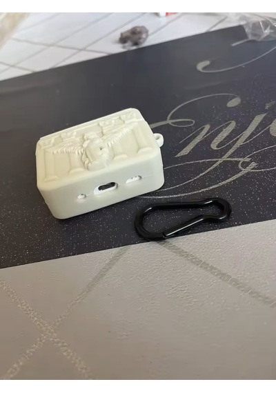 Apple Uyumlu AirPods Pro 3 2025 Kulaklık Melek Figürlü Silikon Kılıf + Kanca Krem