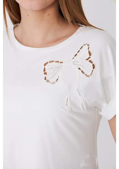 Sortie Collection Göğsü Fiyonk Nakışlı Yırtmaçlı Modal Basic Tişört Ekru Sortie Collection Göğsü Fiyonk Nakışlı Yırtmaçlı Modal Basic Tişört Ekru