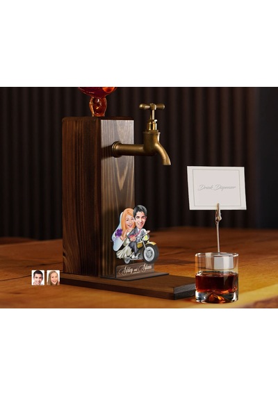 Bk Gift Kişiye Özel Evleniyoruz Karikatürlü Musluklu Ahşap Viski Standı-8, Viski Çeşmesi, Doğum Günü Hediyesi, İçecek Dispenseri
