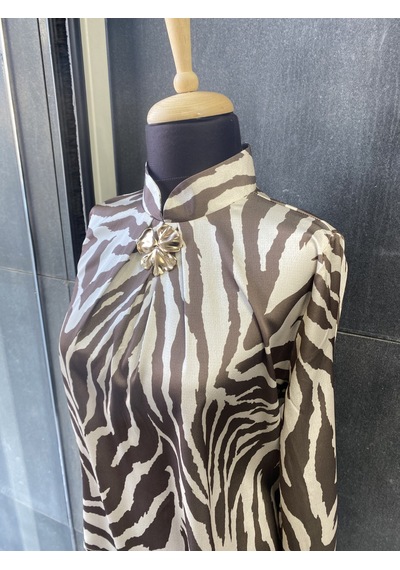 Pera Moda Gold Broşlu Zebra & Batik Desenli Bluz Camel