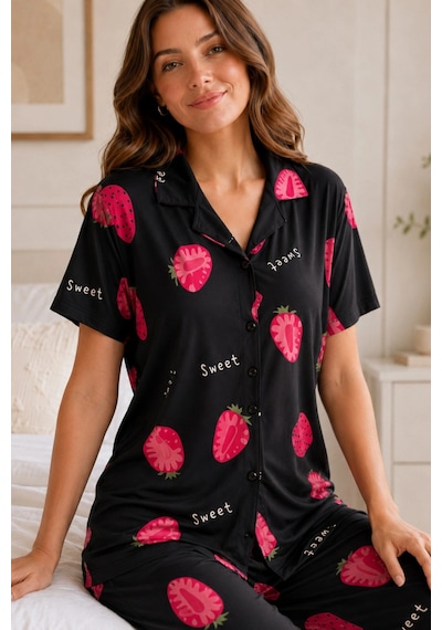 Siyah Çilek Desenli Kısa Kollu Gömlek Yaka Milan Kumaş Kadın Pijama Takımı Tm1492
