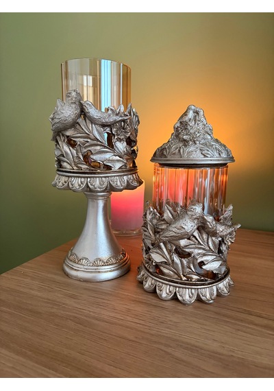 Kuşlu Ayaklı Ve Kapaklı Dekoratif Cam Mumluk & Şekerlik Seti Eskitme Gümüş Şampanya 2'li Şamdan & Kavanoz 27x12 Cm & 23x12 Cm Çok Renkli