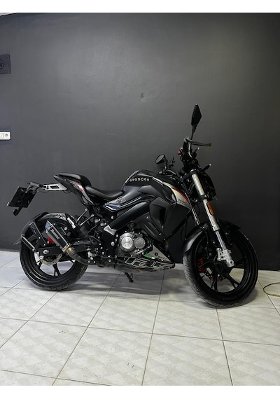 Benelli 125s Neon Turuncu Ve Gümüş Gri Parçalı Üçgen Desenli Sticker Etiket Modeli