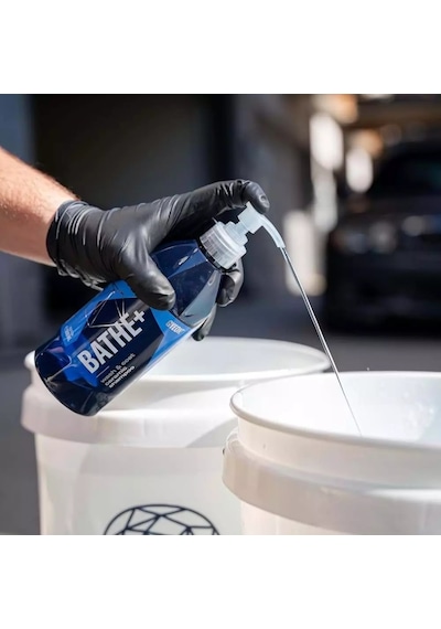Gyeon Q²m Bathe+ Plus Seramik Bazlı Ph Nötr Cilalı Oto Şampuanı 500 Ml -su İtici Araç Yıkama Köpüğü