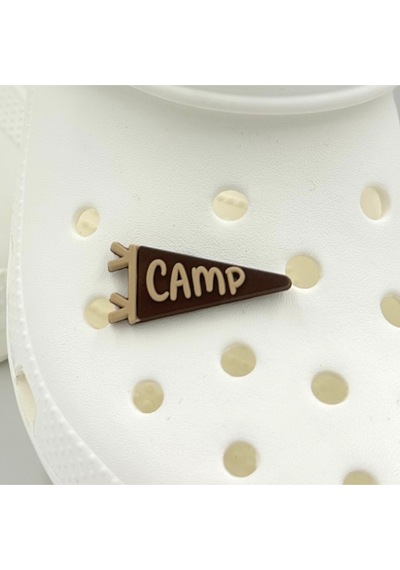 Crocs Terlik Süsü Ve Aksesuarı , Çanta Süsü Jibbitz 3d Camp Yazılı Üçgen Bayrak 04 Görsel Logo Aksesuar Kahve-vizon