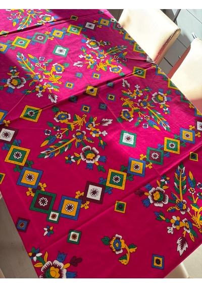 Kolay Temizlenebilir Renkli Cıvıl Cıvıl Desenli Masa Örtüsü 170x170 Cm Pembe