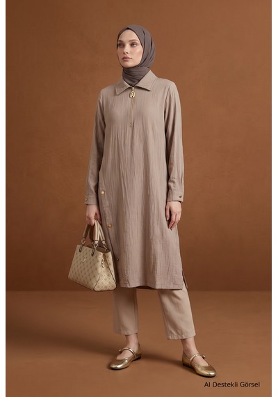 Armine Trend Fermuar Detaylı Yakalı Uzun Tunik Yan Düğme Detaylı Rahat Kesim Tesettür Tunik 111 Cm Boy Vizon 26yt447 Armine Trend Fermuar Detaylı Yakalı Uzun Tunik Yan Düğme Detaylı Rahat Kesim Tesettür Tunik 111 Cm Boy Vizon 26yt447