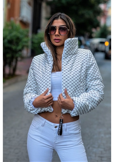 Keyifli Moda Kadın Beyaz Dik Yaka Desenli Kısa Şişme Mont