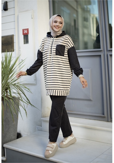 Hira Life Fashion Moda Efsa Tesettür Giyim Kapüşonlu Ve Önü Yarım Fermuarlı Çizgili 2 İplik Pantalon İle Tunik Takım Siyah Siyah Hira Life Fashion Moda Efsa Tesettür Giyim Kapüşonlu Ve Önü Yarım Fermuarlı Çizgili 2 İplik Pantalon İle Tunik Takım Siyah Siyah
