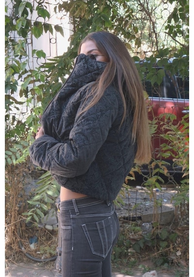 Keyifli Moda Kadın Siyah Dik Yaka Şal Desenli Lüx Kısa Şişme Mont - 40 Siyah