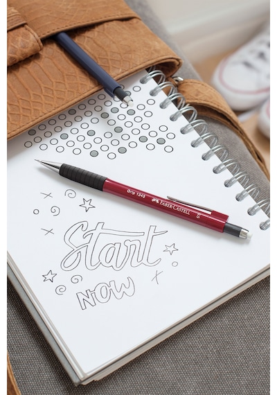Faber-Castell Grip 1347 Versatil Kalem, 0.7 mm, Bordo, Ergonomik Tutuş, Yaylı Uç, Uzun Silgi, Modern Tasarım