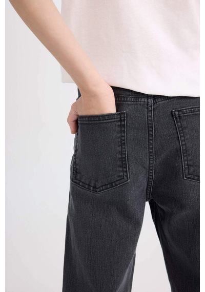 DeFacto Erkek Çocuk Loose Fit Düz Paça Cepli Basic Düz Jean Pantolon C3698A824WNNM36 DeFacto Erkek Çocuk Loose Fit Düz Paça Cepli Basic Düz Jean Pantolon C3698A824WNNM36