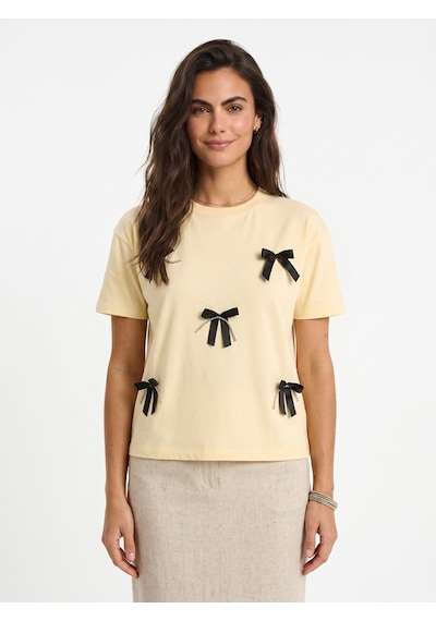 Onloox Kadın Tereyağ Tereyağ Pamuklu Bisiklet Yaka Kısa Kollu Saten Kurdela Aksesuarlı Taş Detaylı T-shirt Onloox Kadın Tereyağ Tereyağ Pamuklu Bisiklet Yaka Kısa Kollu Saten Kurdela Aksesuarlı Taş Detaylı T-shirt