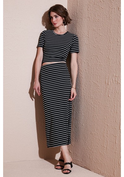 Lela Çizgili Slim Fit Bisiklet Yaka Yırtmaçlı Midi Boy Etekli Crop Bayan Takım 5866132 Siyah-Beyaz