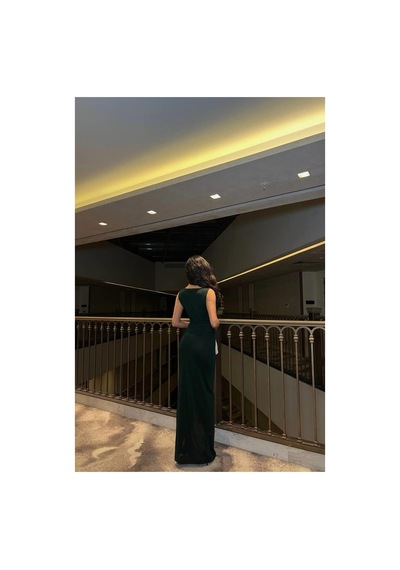 DefyModa Kadın Yırtmaçlı Maxi Askılı Abiye Elbise Zümrüt