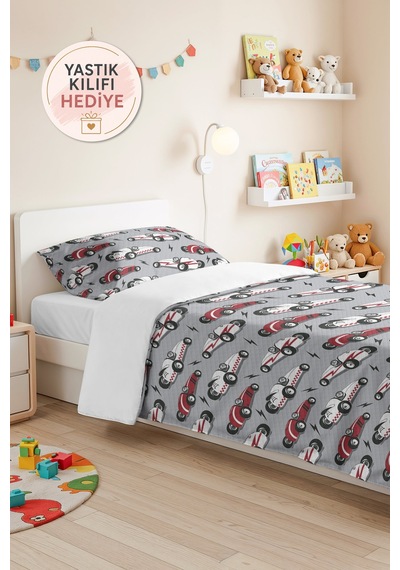 Evimde Bambaşka Araba Gri Erkek Çocuk Pike Takımı-retro Yarış Konseptli Kırmızı Bebek Odası Yatak Örtüsü-160x220 CM