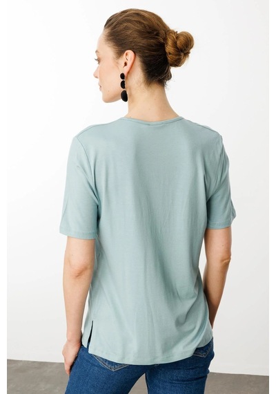 Desen Triko Açma Yaka Nakış İşlemeli Penye Kadın T-shirt 25700 Mint Yeşili