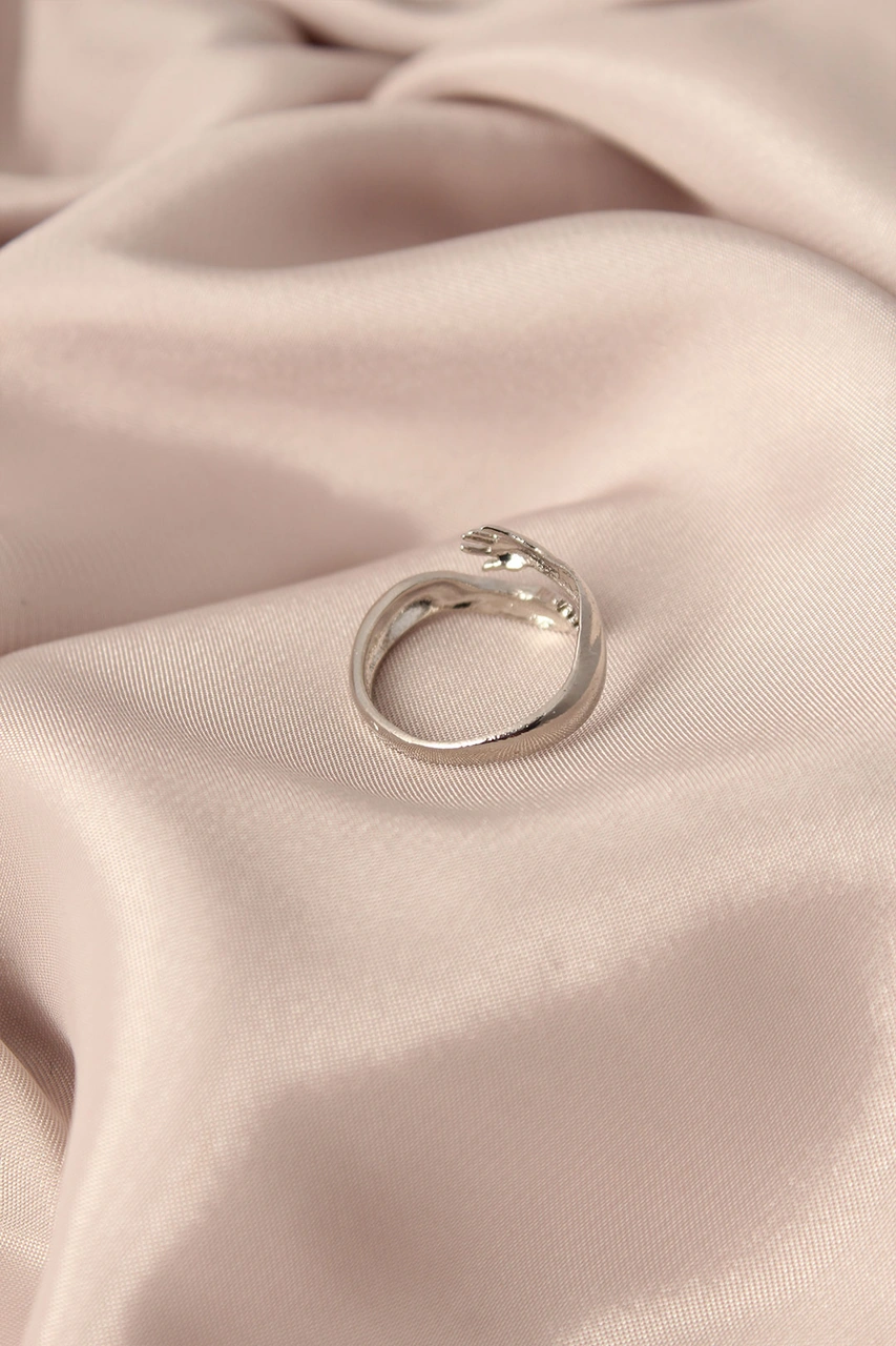 Tua Moda Ayarlamalı Gümüş Renk Metal Sarılan Eller Model Kadın Yüzük Çok Renkli