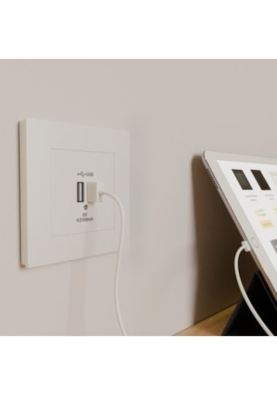 Beyaz 2 Usb Çıkışlı 5v Şarj Prizi İle Modern Elektrik Çözümü