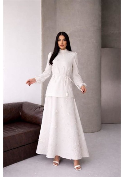 Neşeli Butik Kadın Beyaz Keten Kumaş Çiçek Aplikeli Hakim Yaka Etekli Takım Nbms2629