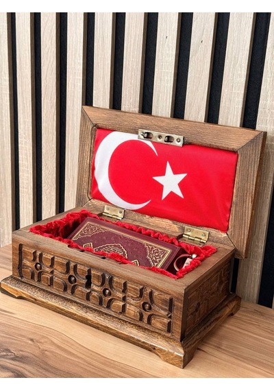 Ceviz El İşlemeli Kur An-ı Kerim Sandığı Türk Bayraklı Kur An-ı Kerim Ve Metal Anahtarlık